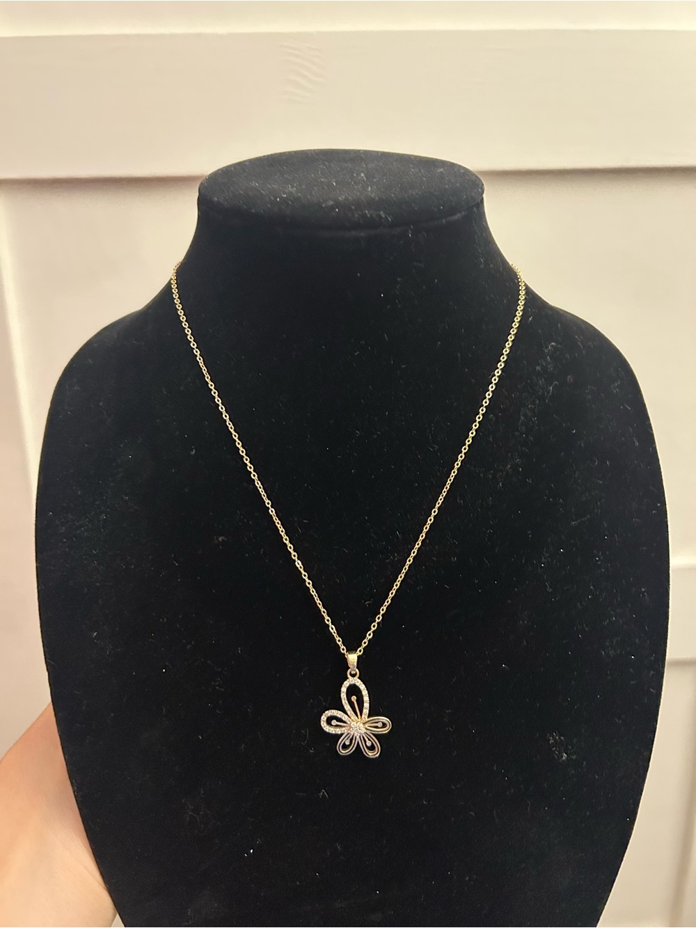 Delicate Gold Flower Pendant Necklace - Women's Jewelry